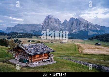 Holzhütte auf der Seiser Alm, Dolomiten, Italienische Alpen. Europa Stockfoto