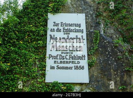 Deutschland, Erkrath, Bergisches Land, Niederbergisches Land, Niederberg, Rheinland, Nordrhein-Westfalen, Menschheitsgeschichte, Ausgrabungen, Ausgrabungsstätte Neandertal, Rabenstein Felsen am Eingang zur Feldhofer Grotte, wo Überreste des Neandertalers Homo sapiens neanderthalensis gefunden wurden, Gedenktafel an Johann Carl Fuhlrott Stockfoto