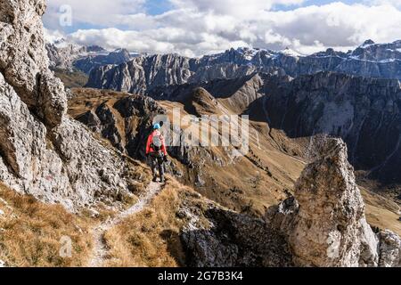 Wanderer auf dem Günther Messner Steig, Villnösstal, Italien Stockfoto