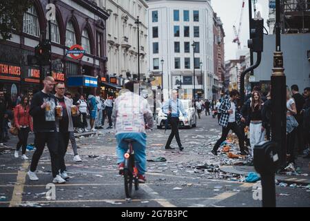 London | UK - 2021.07.12: Leicester Square ist nach der Fußball-EM 2020 in Müll gehüllt Stockfoto