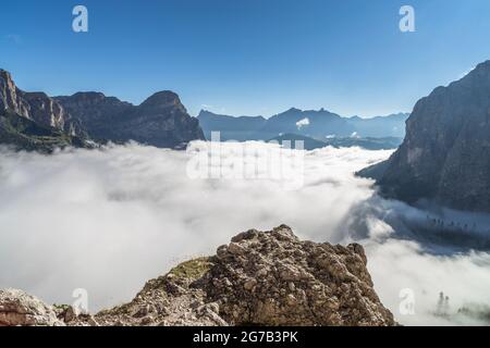 Nebelmeer über Corvara, Corvara, Italien Stockfoto