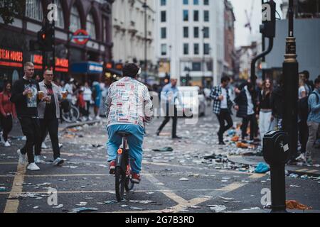 London | UK - 2021.07.12: Leicester Square ist nach der Fußball-EM 2020 in Müll gehüllt Stockfoto