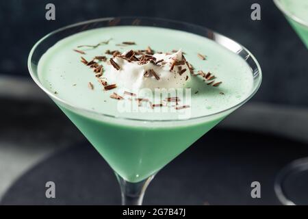 Boozy Frozen Mint Chocolate Chip Martini mit Schlagsahne Stockfoto