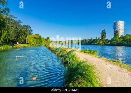 Wien, Park Wasserpark, Teich des Biologischen Bodenfilters Alte Donau, Bürogebäude Florido Tower im Jahr 21. Floridsdorf, Wien, Österreich Stockfoto