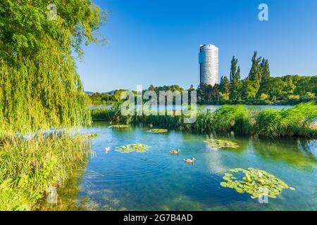 Wien, Park Wasserpark, Teich des Biologischen Bodenfilters Alte Donau, Bürogebäude Florido Tower im Jahr 21. Floridsdorf, Wien, Österreich Stockfoto