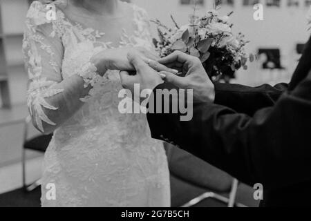 Hochzeitstag Braut und Bräutigam Fotoshooting Stockfoto