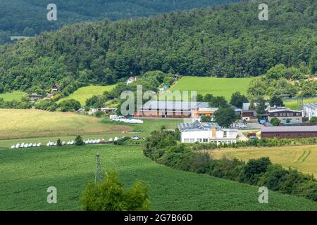 BRÜNN, TSCHECHISCHE REPUBLIK - 4. JULI 2021: Kleiner Sportflughafen Medlanky, gegründet 1924. Freizeit- und Sportfliegen. Sommertag am Flughafen. Stockfoto