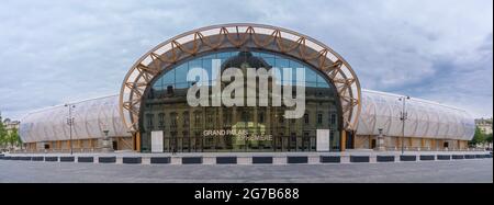 Paris, Frankreich - 25 06 2020: "CHAMP-de-Mars": Spiegelung der Militärschule an der ephemeren Fassade des Grand Palais Stockfoto