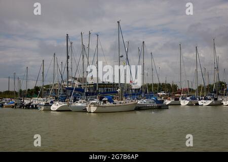 Segelboote liegen vor dem Arun Yacht Club auf dem Fluss Arun in Littlehampton. Stockfoto