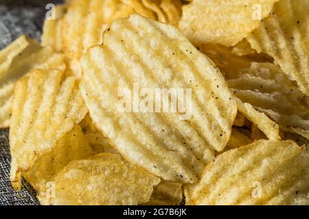 Fettige Kartoffelchips mit Rüschen, verzehrfertig Stockfoto