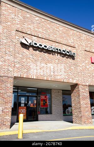 Augusta, GA USA - 03 04 21: Boost Mobile Retail Store Eingang Außenschild Gebäude - Hwy 25 Stockfoto