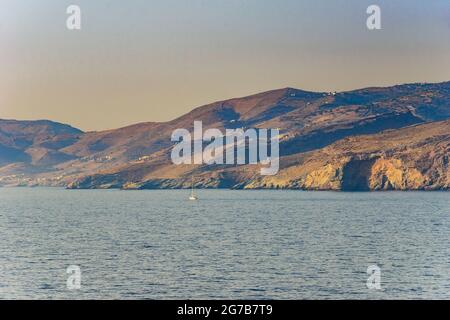 Landschaftlich schöner Blick auf das Meer in der Nähe des Leuchtturms Tamelos auf dem Kap Tamelos, auf der Südseite der Insel Kea, Griechenland Stockfoto