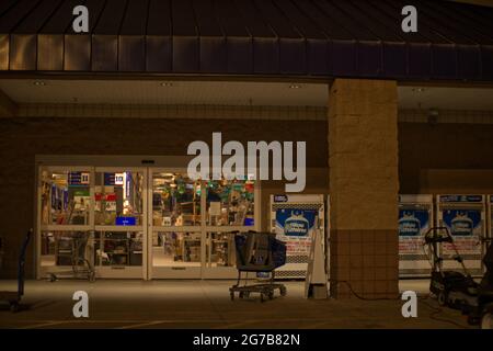 Augusta, GA USA - 04 11 21: Lowes-Einzelhandelsgeschäft am Nachteingang und an der Terrasse angekettet Stockfoto