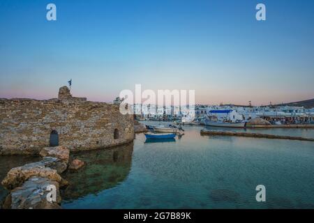 Ikonischer Blick von der malerischen alten historischen Burg im Küstendorf Naousa auf der Insel Paros, Kykladen, Griechenland Stockfoto