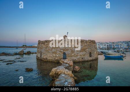 Ikonischer Blick von der malerischen alten historischen Burg im Küstendorf Naousa auf der Insel Paros, Kykladen, Griechenland Stockfoto