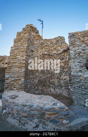 Ikonischer Blick von der malerischen alten historischen Burg im Küstendorf Naousa auf der Insel Paros, Kykladen, Griechenland Stockfoto