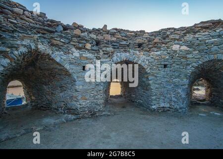 Ikonischer Blick von der malerischen alten historischen Burg im Küstendorf Naousa auf der Insel Paros, Kykladen, Griechenland Stockfoto