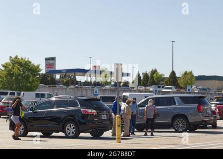 Augusta, GA USA - 04 21 21: Gruppe von Senioren auf einem Parkplatz mit Gesichtsmasken im Freien - Bobby Jones Expressway Stockfoto