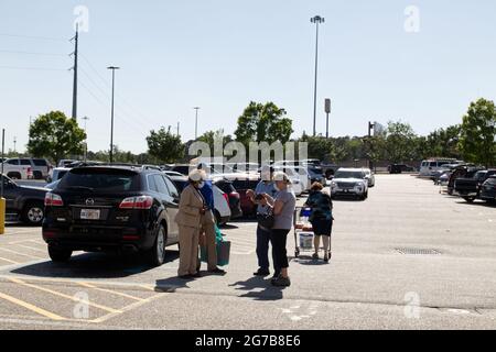 Augusta, GA USA - 04 21 21: Nahaufnahme Gruppe von Senioren auf einem Parkplatz mit Gesichtsmasken im Freien - Bobby Jones Expressway Stockfoto