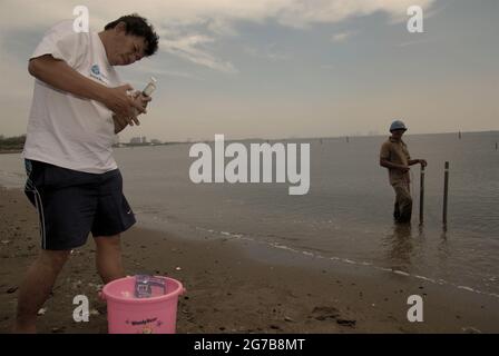 East Ancol, Jakarta, Indonesien. Juni 2009. Wissenschaftler des Indonesischen Instituts der Wissenschaften (LIPI) arbeiten mit Forschungsinstrumenten am Strand, der Teil einer Reihe ihrer Forschungsaktivitäten ist, um unter anderem herauszufinden, wie weit die Meerwasserinfiltration die Qualität der Grundwasserquelle in der Stadt Jakarta, Indonesien, beeinflusst hat. Jakarta leidet unter Landsenkungen, Seewasserinfiltration und Überschwemmungen. Stockfoto