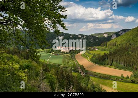 Blick vom Knopfmacherfelsen zum Kloster Beuron, bei Fridingen, Naturpark Obere Donau, Oberes Donautal, Donau, Schwäbische Alb Stockfoto