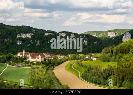 Blick vom Knopfmacherfelsen zum Kloster Beuron, bei Fridingen, Naturpark Obere Donau, Oberes Donautal, Donau, Schwäbische Alb Stockfoto