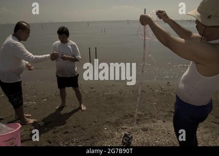 East Ancol, Jakarta, Indonesien. Juni 2009. Wissenschaftler des Indonesischen Instituts der Wissenschaften (LIPI) arbeiten mit Forschungsinstrumenten am Strand, der Teil einer Reihe ihrer Forschungsaktivitäten ist, um unter anderem herauszufinden, wie weit die Meerwasserinfiltration die Qualität der Grundwasserquelle in der Stadt Jakarta, Indonesien, beeinflusst hat. Jakarta leidet unter Landsenkungen, Seewasserinfiltration und Überschwemmungen. Stockfoto