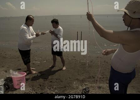 East Ancol, Jakarta, Indonesien. Juni 2009. Wissenschaftler des Indonesischen Instituts der Wissenschaften (LIPI) arbeiten mit Forschungsinstrumenten am Strand, der Teil einer Reihe ihrer Forschungsaktivitäten ist, um unter anderem herauszufinden, wie weit die Meerwasserinfiltration die Qualität der Grundwasserquelle in der Stadt Jakarta, Indonesien, beeinflusst hat. Jakarta leidet unter Landsenkungen, Seewasserinfiltration und Überschwemmungen. Stockfoto