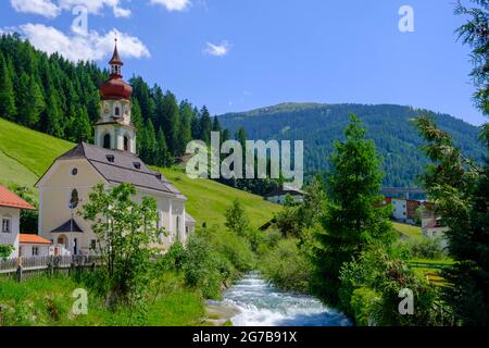 Fluss Sill und Pfarrkirche der Heimsuchung der Jungfrau Maria, Gries am Brenner, Wipptal, Tirol, Österreich Stockfoto