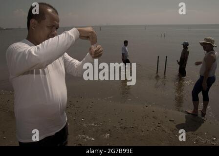 East Ancol, Jakarta, Indonesien. Juni 2009. Wissenschaftler des Indonesischen Instituts der Wissenschaften (LIPI) arbeiten mit Forschungsinstrumenten am Strand, der Teil einer Reihe ihrer Forschungsaktivitäten ist, um unter anderem herauszufinden, wie weit die Meerwasserinfiltration die Qualität der Grundwasserquelle in der Stadt Jakarta, Indonesien, beeinflusst hat. Jakarta leidet unter Landsenkungen, Seewasserinfiltration und Überschwemmungen. Stockfoto