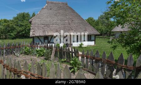 Schwedisches Haus mit Hüttengarten, Baujahr 1554, kleines Bauernhaus im spätmittelalterlichen Stil, Fränkisches Freilichtmuseum, Bad Windsheim, Mitte Stockfoto