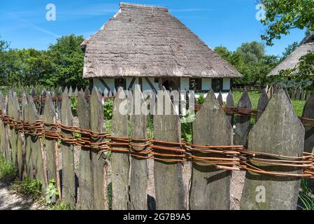 Holzzaun verbunden mit Weidenstäben, hinter einem schwedischen Haus, erbaut 1554, kleines Bauernhaus im spätmittelalterlichen Architekturstil, Fränkische Open Stockfoto