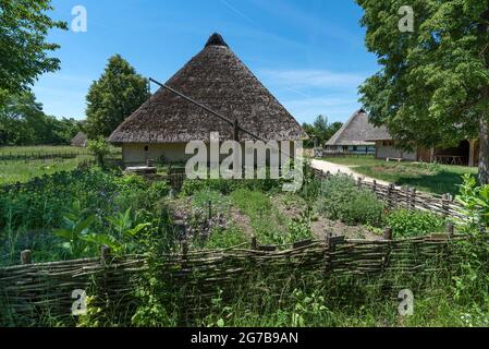 Bauernhaus um 1367 erbaut, ziehen gut im Hofgarten, Fränkisches Freilichtmuseum, Bad Windsheim, Mittelfranken, Bayern, Deutschland Stockfoto