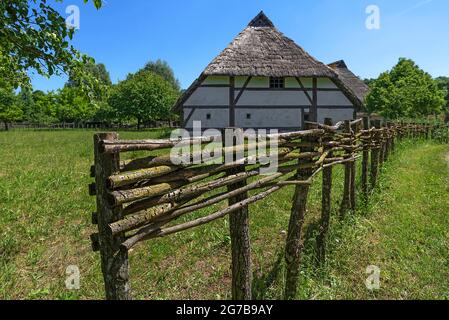 Schwedisches Haus aus dem Jahr 1554, kleines Bauernhaus im spätmittelalterlichen Stil, alter Weidenzaun vor dem Haus, Fränkisches Freilichtmuseum, Bad Windsheim, Mitte Stockfoto