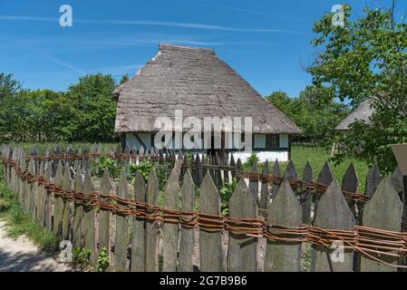 Schwedisches Haus mit Hüttengarten, Baujahr 1554, kleines Bauernhaus im spätmittelalterlichen Stil, Fränkisches Freilichtmuseum, Bad Windsheim, Mitte Stockfoto