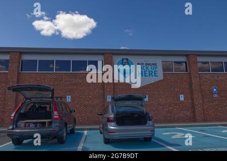 Columbia County, GA USA - 04 25 21: ALDI holt Autos mit offenen Koffern an der Bordwand ab - Washington Road Stockfoto