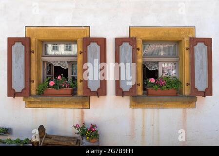 Fenster mit Blumen eines historischen Bauernhauses, Fränkisches Freilichtmuseum, Bad Windsheim, Mittelfranken, Bayern, Deutschland Stockfoto