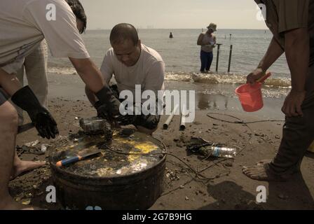 East Ancol, Jakarta, Indonesien. Juni 2009. Wissenschaftler des Indonesischen Instituts der Wissenschaften (LIPI) arbeiten mit Forschungsinstrumenten am Strand, der Teil einer Reihe ihrer Forschungsaktivitäten ist, um unter anderem herauszufinden, wie weit die Meerwasserinfiltration die Qualität der Grundwasserquelle in der Stadt Jakarta, Indonesien, beeinflusst hat. Jakarta leidet unter Landsenkungen, Seewasserinfiltration und Überschwemmungen. Stockfoto