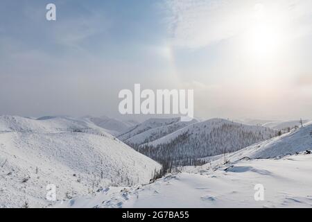 Schneebedeckter Bergpass, Suntar-Khayata-Gebirge, Road of Bones, Sakha Republic, Yakutien, Russland Stockfoto