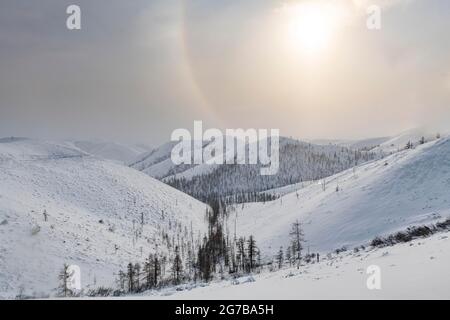 Schneebedeckter Bergpass, Suntar-Khayata-Gebirge, Road of Bones, Sakha Republic, Yakutien, Russland Stockfoto