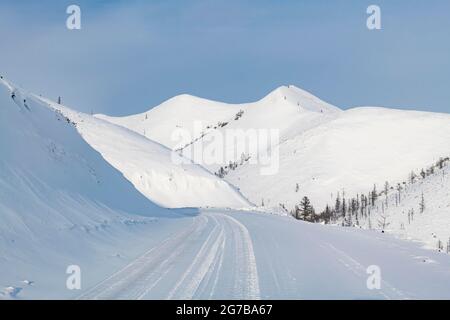 Schneebedeckter Bergpass, Suntar-Khayata-Gebirge, Road of Bones, Sakha Republic, Yakutien, Russland Stockfoto