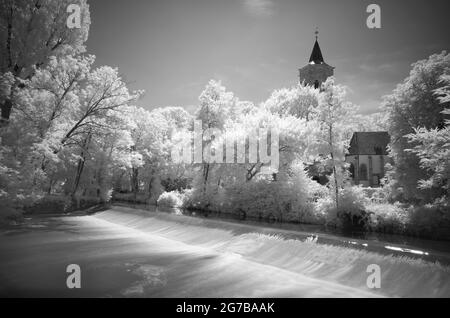 Infrarotbild, Staudamm des Rems, Aue, Nikollauskirche dahinter, Waiblingen, Baden-Württemberg, Deutschland Stockfoto