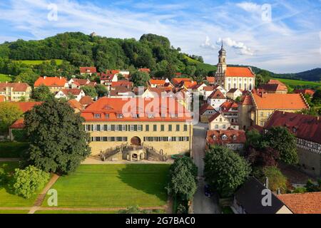 Dorfzentrum Weindorf Castell, Schloss Castell, frühbarockes, oben rechts Kreiskirche St. Johannes, dahinter Weinberg Schlossberg mit Stockfoto