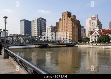 Waibaidu-Brücke über den Suzhou-Fluss kurz vor dem Zusammenfluss mit dem Huangpu, rechts das Generalkonsulat der Russischen Föderation Stockfoto