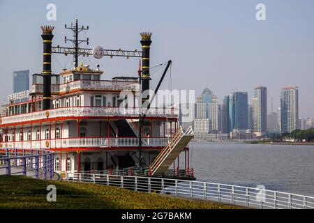 Touristenboot im Stil von Mississippi Dampfer auf dem Huangpu Fluss, Shanghai, Volksrepublik China Stockfoto