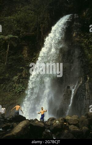 Menschen, die sich am Wasserfall Cibeuureum im Mount Gede Pangrango National Park, West Java, Indonesien, erholten. Stockfoto