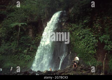 Menschen, die sich am Wasserfall Cibeuureum im Mount Gede Pangrango National Park, West Java, Indonesien, erholten. Stockfoto