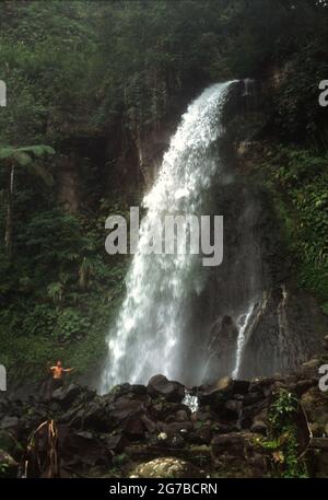 Menschen, die sich am Wasserfall Cibeuureum im Mount Gede Pangrango National Park, West Java, Indonesien, erholten. Stockfoto