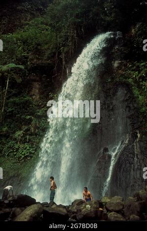 Menschen, die sich am Wasserfall Cibeuureum im Mount Gede Pangrango National Park, West Java, Indonesien, erholten. Stockfoto