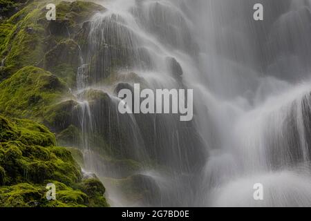 Skookum Falls, wunderschön im Frühling, entlang des Skookum Flats Trail, Mount Baker-Snoqualmie National Forest, Washington State, USA Stockfoto